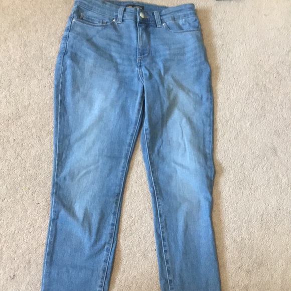 Its skinny jeans with a very pretty blue colour in it - Picture 3 of 6